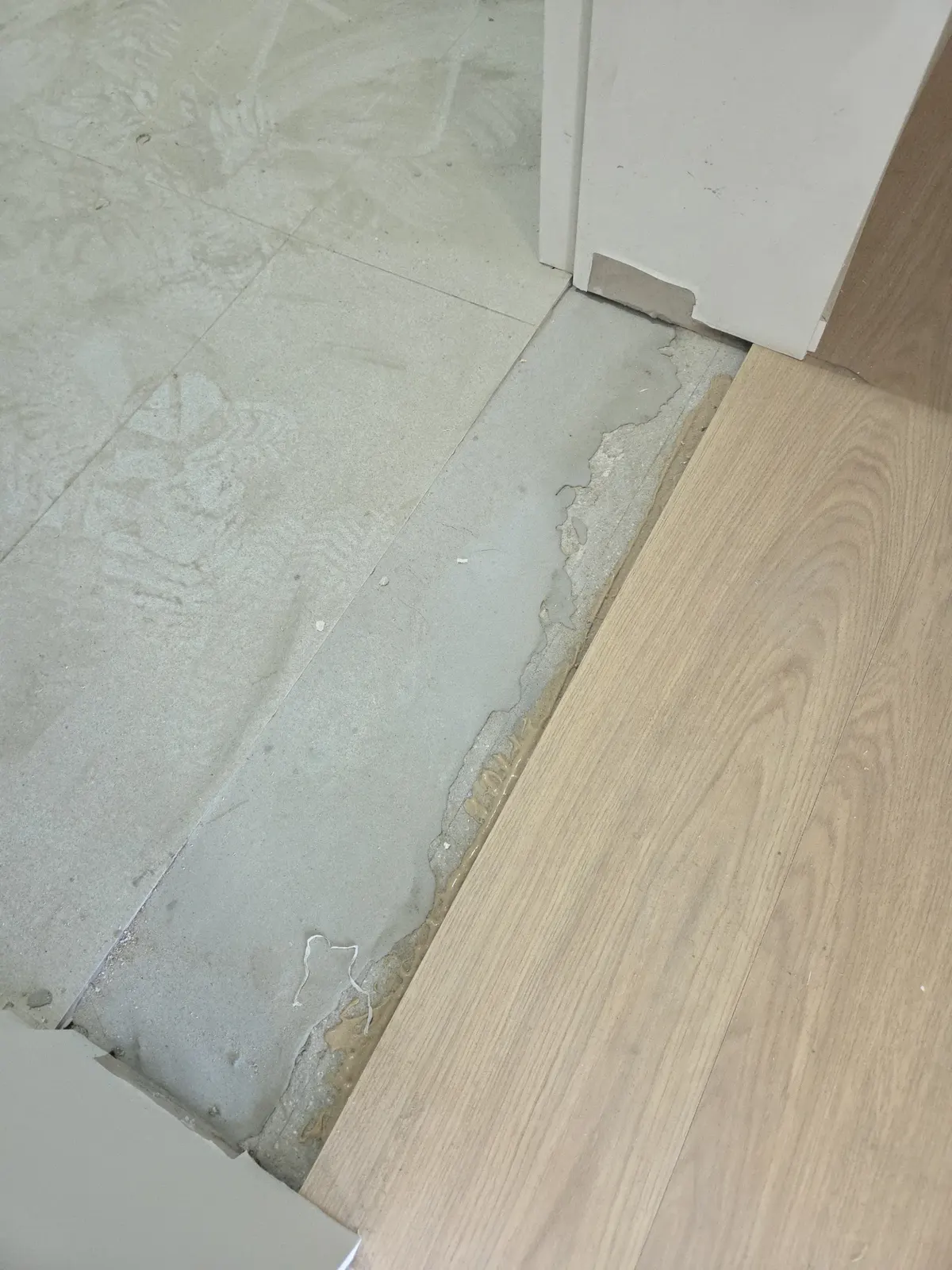 문턱 디딤석 시공 전, 콘크리트 노출 상태
